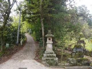 宝山寺まで下りてきた道