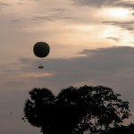 夕日に映える気球